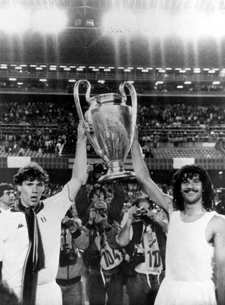 È il Milan di Berlusconi, di Sacchi, ma anche di Gullit e Van Basten che alzano al cielo la prima Coppa dei Campioni del nuovo ciclo il 24 maggio 1989
